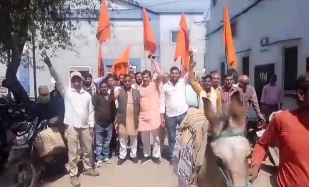 बिजली कर्मचारियों ने अधिकारी की नेम प्लेट गधे पर लगाकर घुमाया, जानिए क्यों?